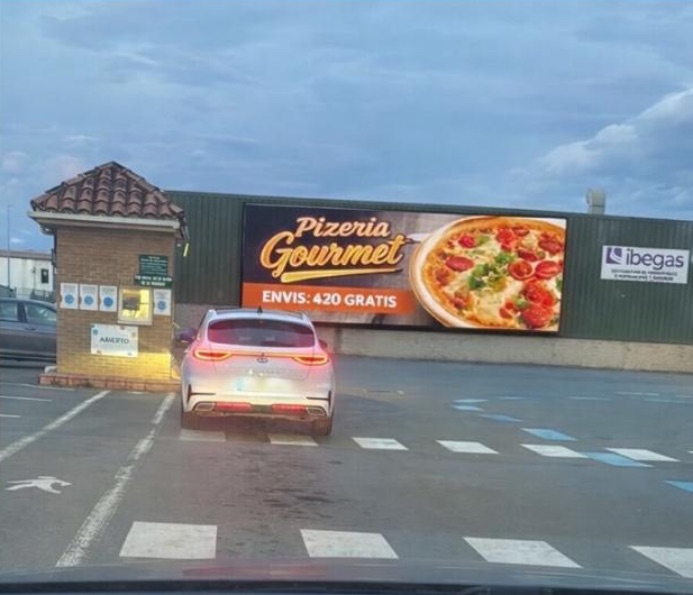 Recreación de la pantalla LED de Soto Digital frente a la ITV de Raos