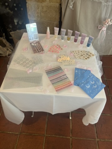 Rincón de glitter preparado con espejo, pinceles y brillos de colores