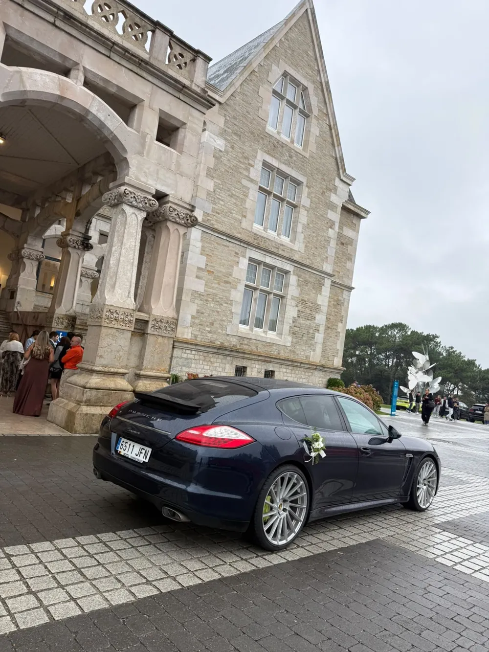Porsche Panamera azul preparado para una boda